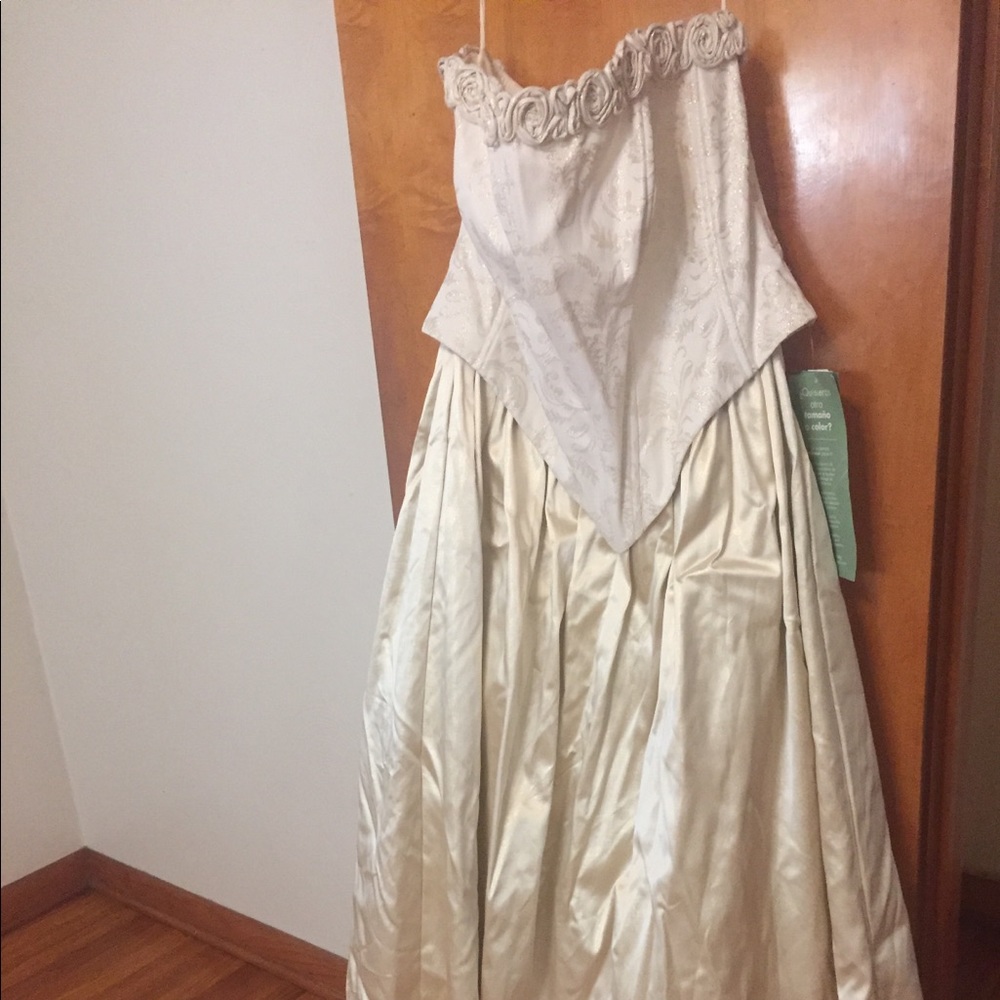 Golden prom gown-strapless